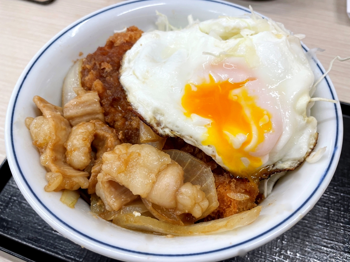 俺たちの「かつや」、ロースカツに目玉焼きと牛ホルモン焼きを添えて『正統派』とまさかの宣言！ 正統の意味を知らない模様!!