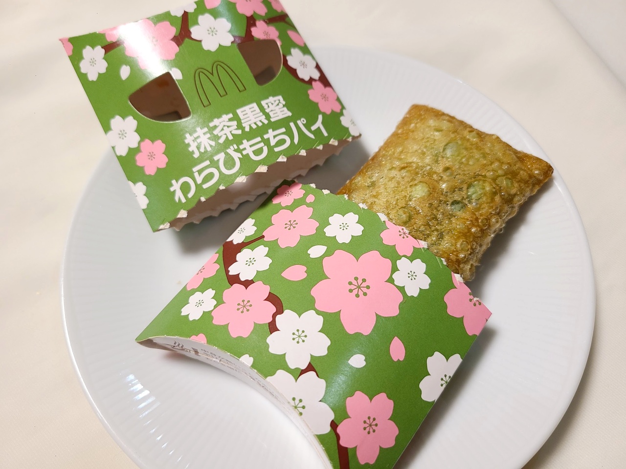 マック史上初の抹茶味！ 新作『抹茶黒蜜わらびもちパイ』は「とろっ