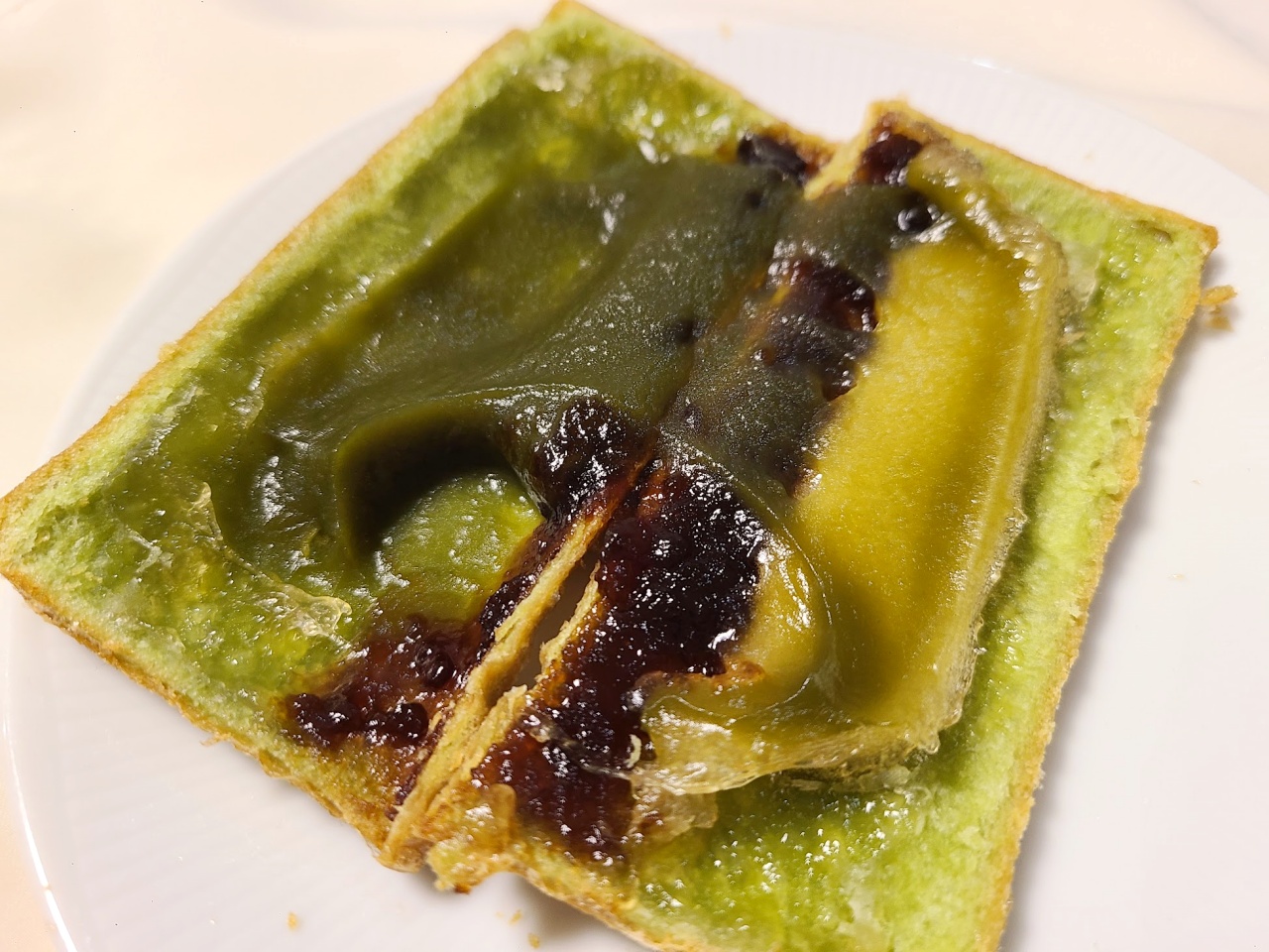 マック史上初の抹茶味！ 新作『抹茶黒蜜わらびもちパイ』は「とろっ