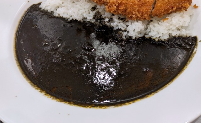 【激レア】松のや三鷹店限定の「黒カレー」が黒すぎて “沼” かと思った / だが、見た目を裏切る美味さ！