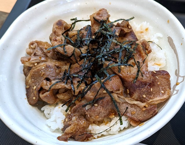 松屋の店舗限定「焼き牛めし」を食べたら、なぜ『東京チカラめし』がなくなったのかわからなくなった……