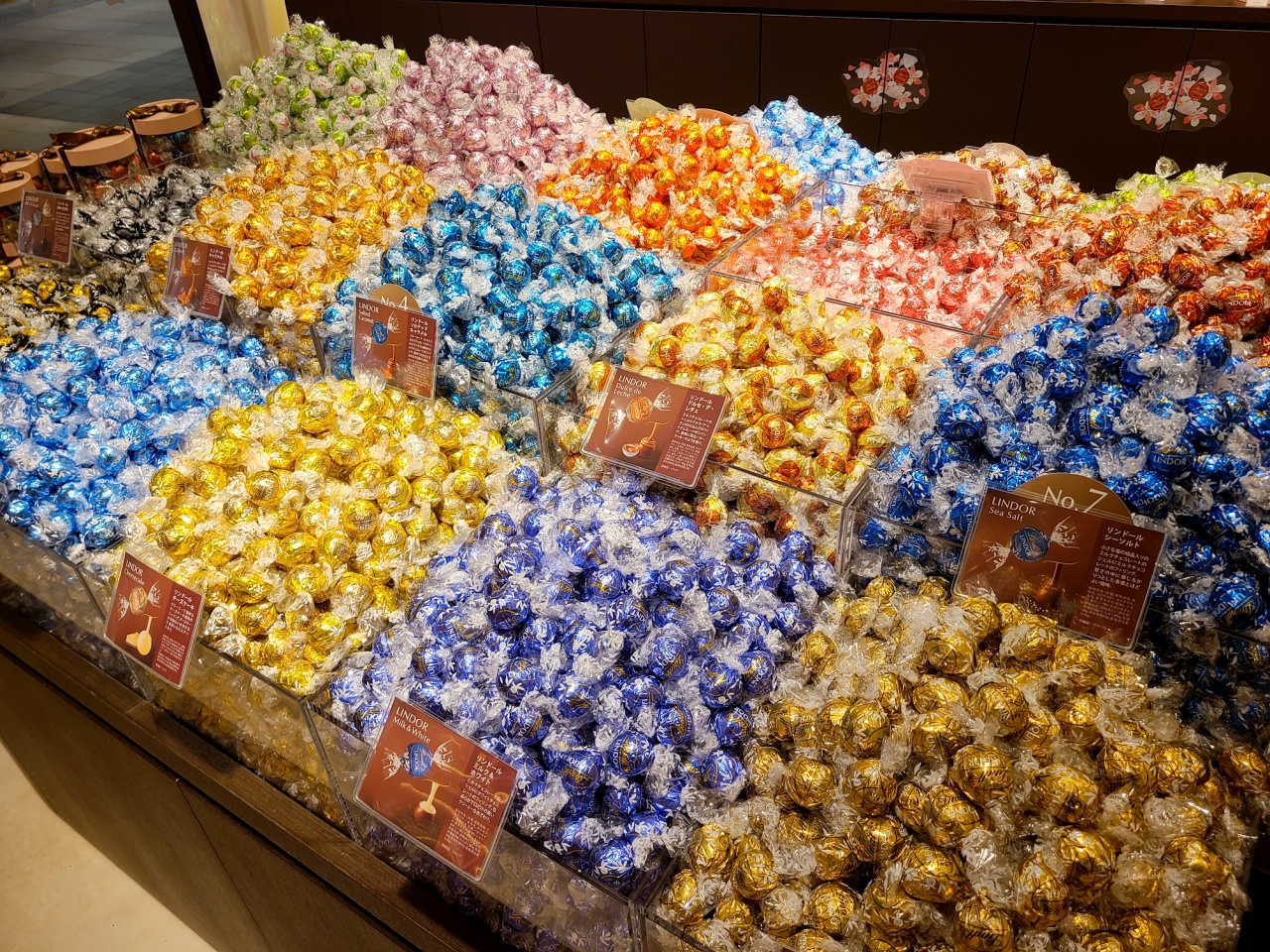 高級チョコを詰めまくれ！ 「リンツ」の神イベント『PICK＆MIX 詰め放題』が開催中！ スタッフさんが教えてくれた「コツ」通りに詰めたら大記録達成…!?  | ロケットニュース24