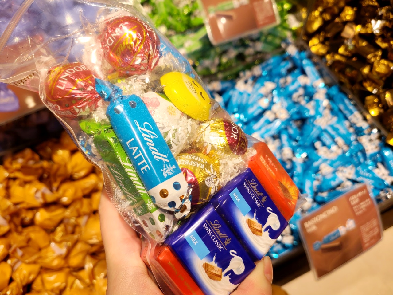 高級チョコを詰めまくれ！ 「リンツ」の神イベント『PICK＆MIX 詰め放題』が開催中！ スタッフさんが教えてくれた「コツ」通りに詰めたら大記録達成…!?  | ロケットニュース24