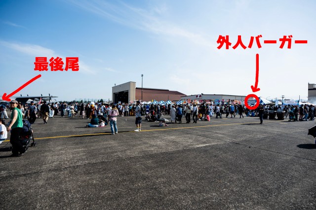 横田基地 日米友好祭「Friendship Festival」で最強の人気を誇る『外人バーガー』を食べてきた / あらゆる軍用機より長い行列ができるバーガー