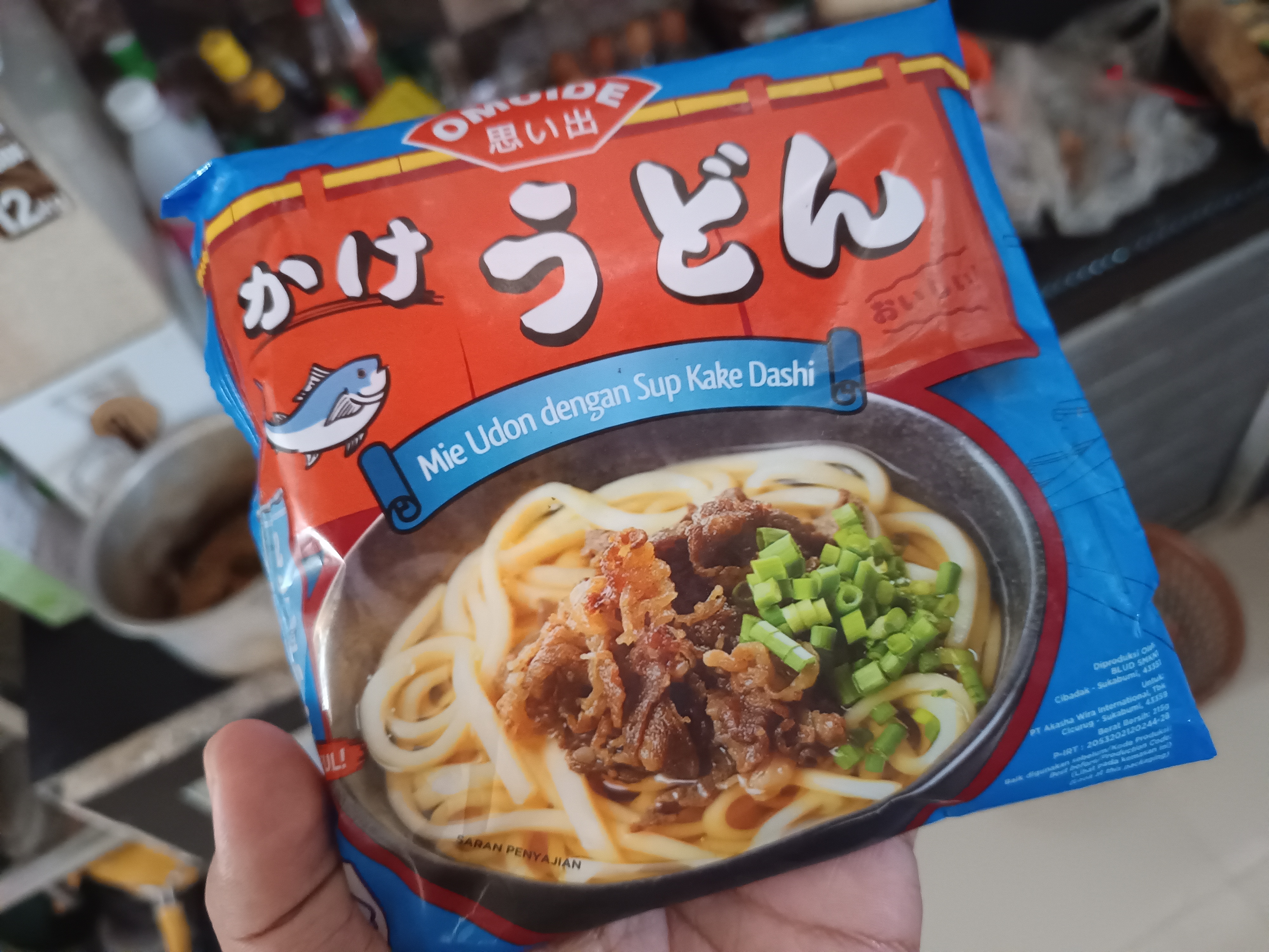 え？】インドネシアのコンビニで見つけたインスタントの「うどん」を