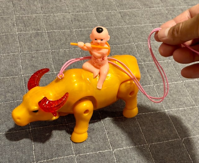 【AliExpressの注目商品】「悟りを開いた中国の少年の人形（832円）」がこちら / 牛を自在にあやつる境地に至ったらこうなります