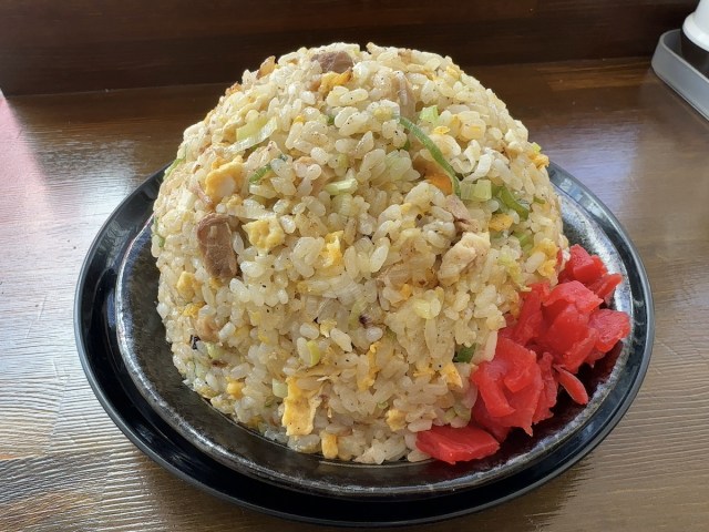 サイズ感が完全にバグっている秋田の伝説的ローカル食堂「山内食堂」を訪ねる!! 半チャーハンの「半」って一体なんですか？