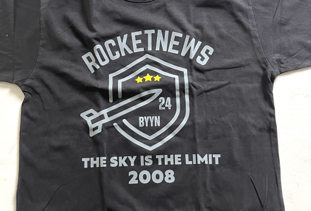 『ロケットニュース24公式オリジナルTシャツ』を来て歩いたら声を掛けられるのか？ まさかの結果に最強助っ人にヘルプを頼んだ結果…