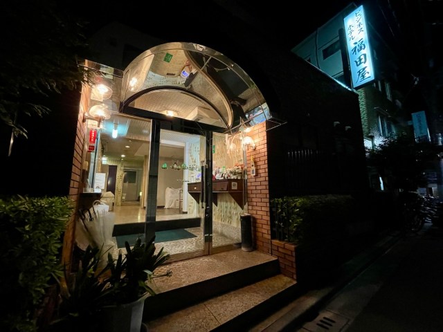 【1泊3500円】東京の安宿街にあるホテルが昭和レトロすぎてヤバい！ 年季が入りまくった激狭の和室に泊まってみたら…