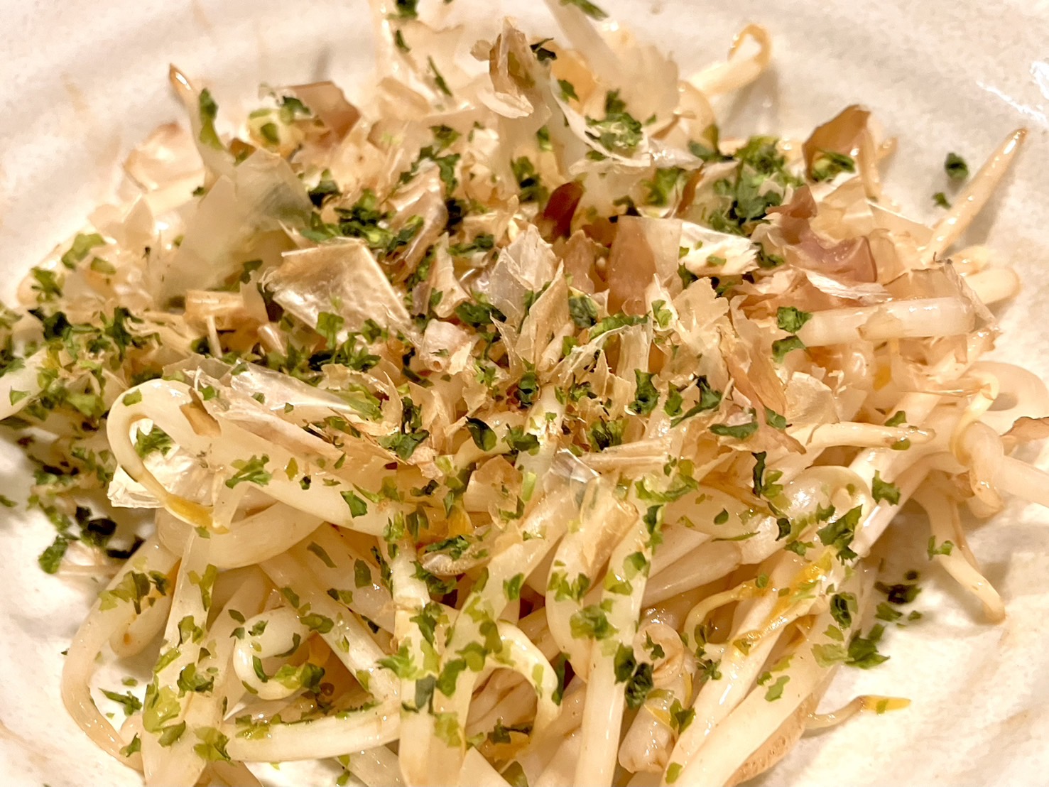 あのニチレイが「もやしで “見た目も味もほぼ焼きそば” な料理が作れる