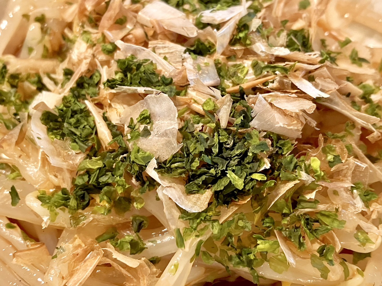 あのニチレイが「もやしで “見た目も味もほぼ焼きそば” な料理が作れる