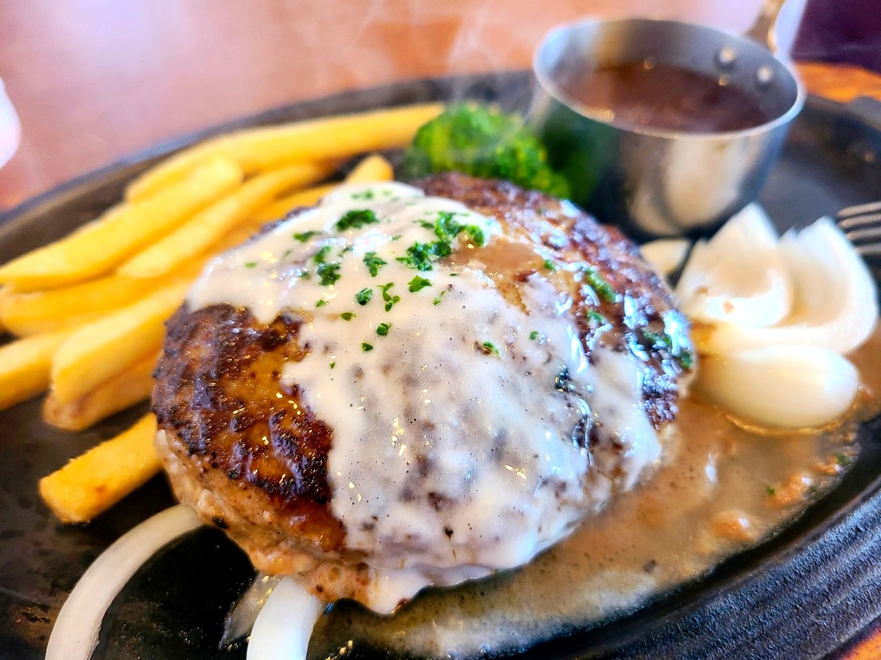 さわやか信者がロイヤルホストで初めて「黒×黒 ハンバーグ」を食べて