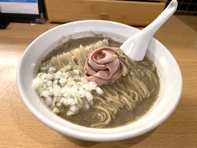 濃厚ってもんじゃねえ！ 衝撃の「セメント系煮干しラーメン」はあまりにもレベルが高すぎた / 水天宮『麺処 にぼし香』