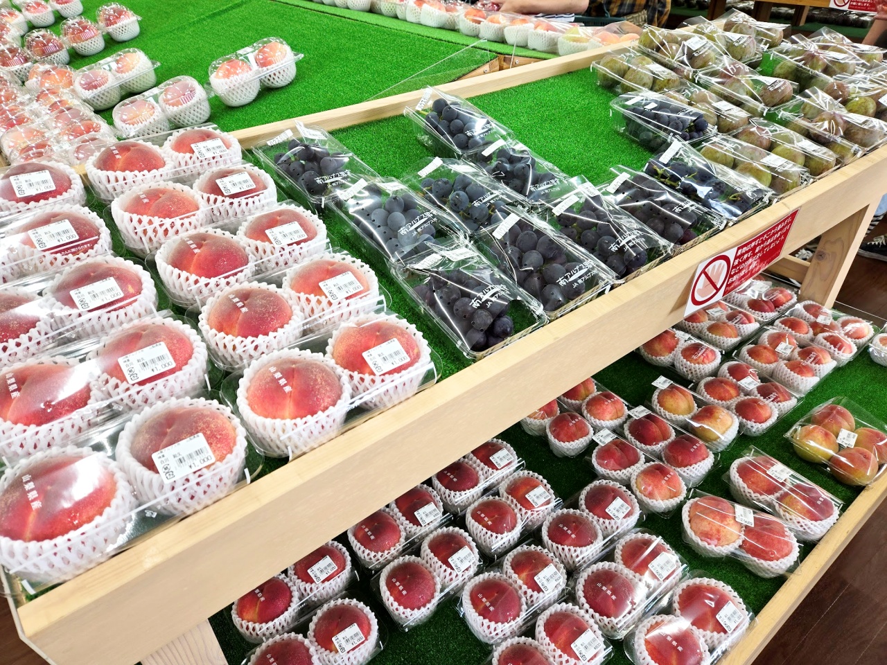 山梨でフルーツを買うなら「道の駅しらね 農産物直売所」がオススメ