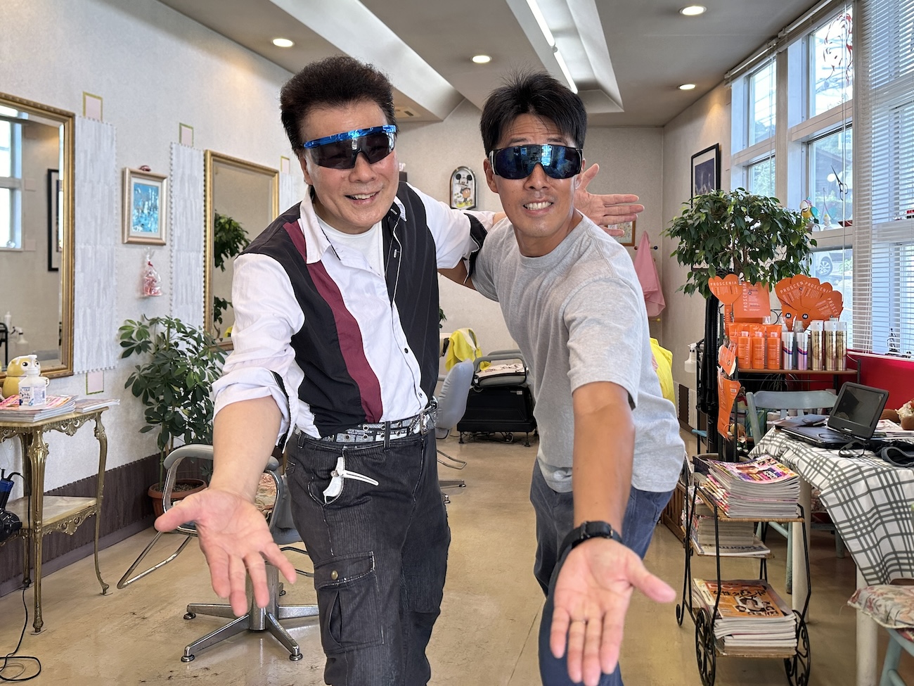 踊りながら髪を切る「ダンシングカット」を極めた奇跡の美容師（70歳