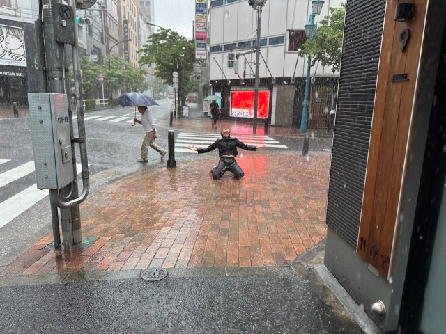 【検証】次世代の最強防水スプレーで「学生服」をコーティングしてゲリラ豪雨に打たれてみた → 泣いた