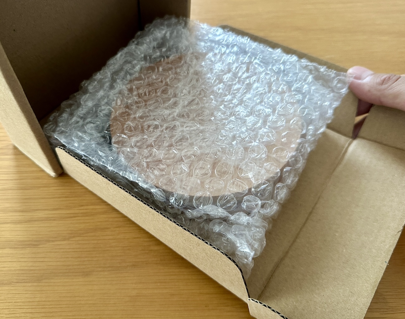 宙に浮くん台（アートテーブル） SNSで話題】Amazonで買った「宙に浮いているように見える小型テーブル