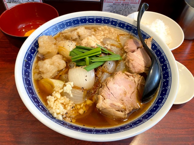 【二郎系？】ラーメン好きが「奇跡のハイブリッドラーメン」と推す『スタミナ中華』がすごかった！ 小伝馬町「たた味」