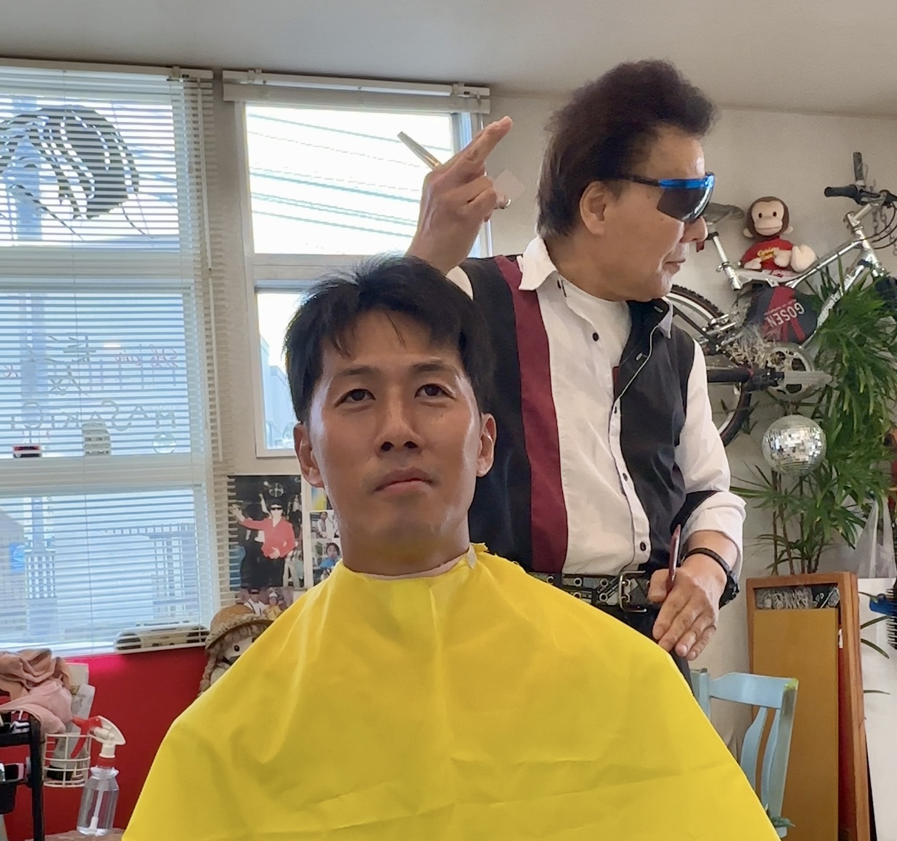 踊りながら髪を切る「ダンシングカット」を極めた奇跡の美容師（70歳