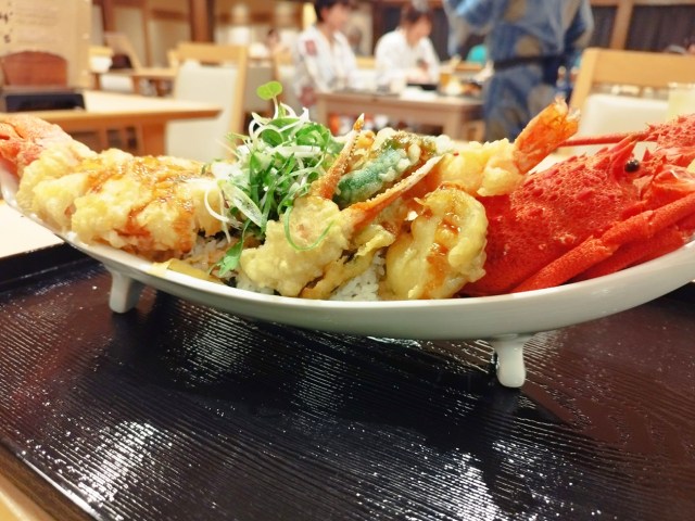 【カオス】6900円の天丼「イセエビ天丼」を食べてみたら衝撃！ 中から発掘されたのは……