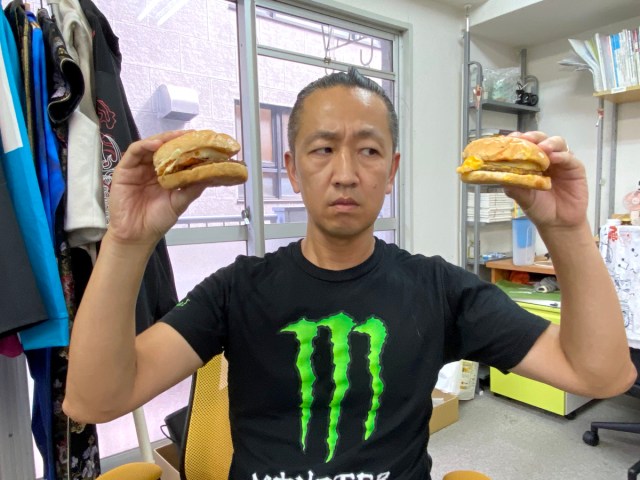 【マクドナルド検証】490円の「月見バーガー」と240円の「エグチ」は何がどう違うのか？ 分解して調べてみた