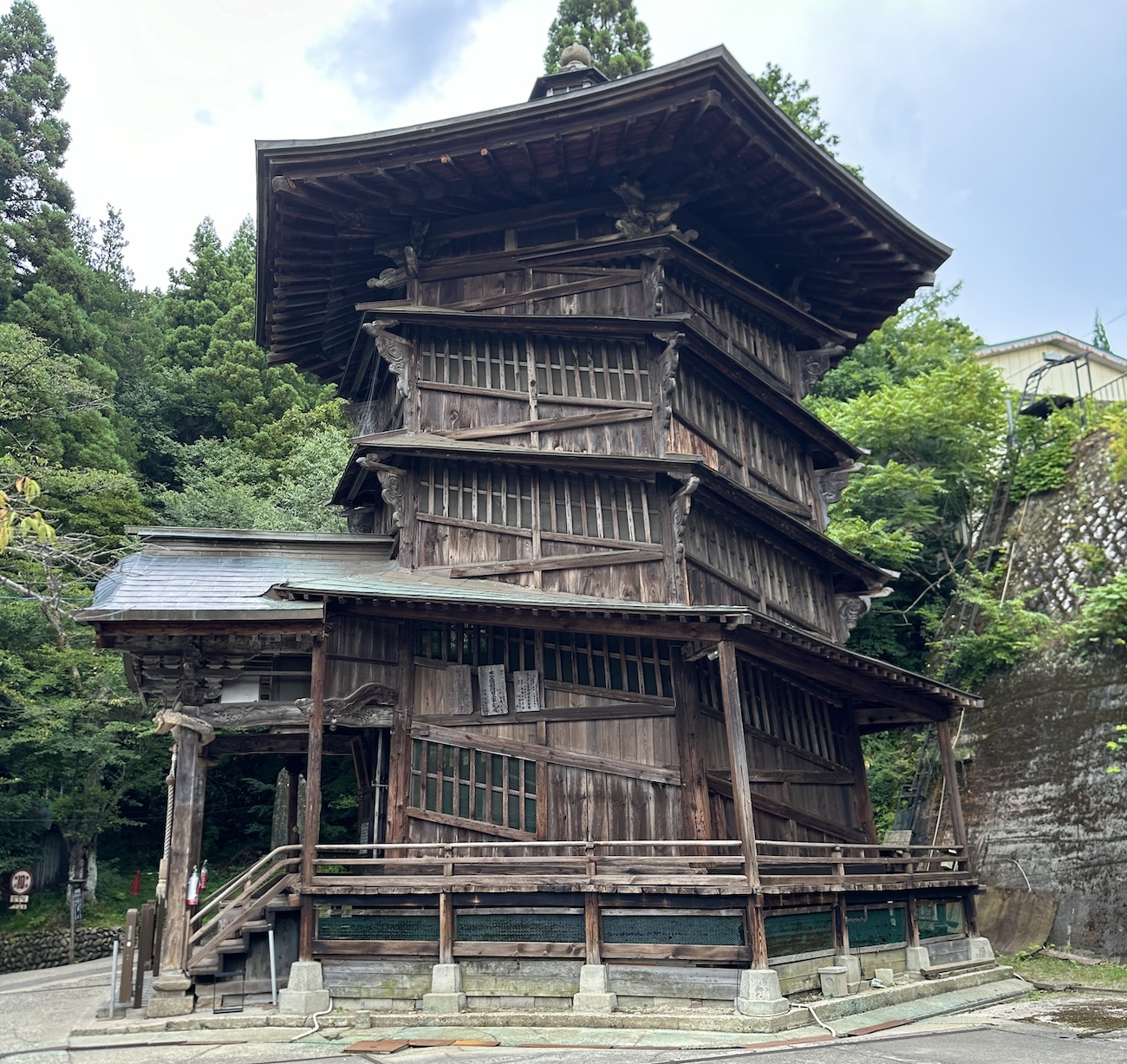 摩訶不思議】世界唯一の二重らせん構造の木造建築「会津さざえ堂」が