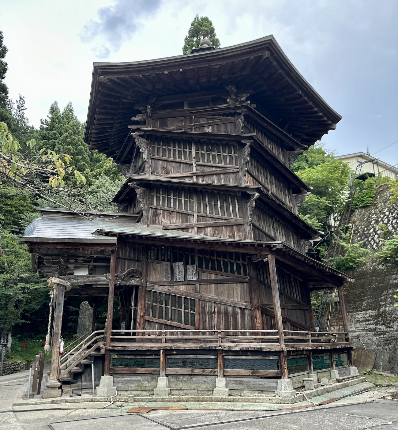 摩訶不思議】世界唯一の二重らせん構造の木造建築「会津さざえ堂」が