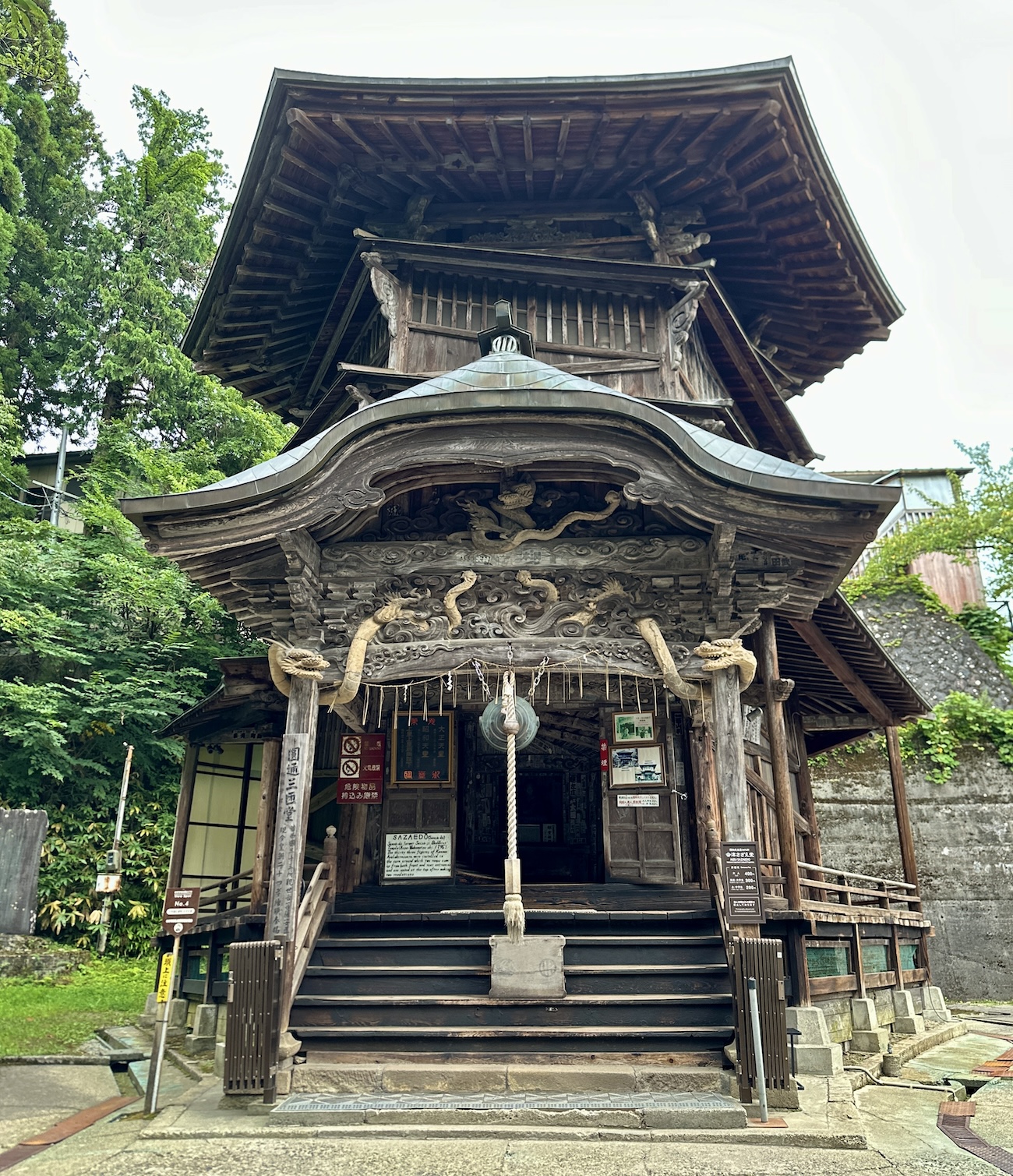 摩訶不思議】世界唯一の二重らせん構造の木造建築「会津さざえ堂」が