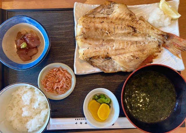 顔くらいデカい魚が出てきた!! 南房総の新鮮な魚介を食べられる「ヤマトサカナ」が食事するだけでもエンタメだった / 千葉県野田市