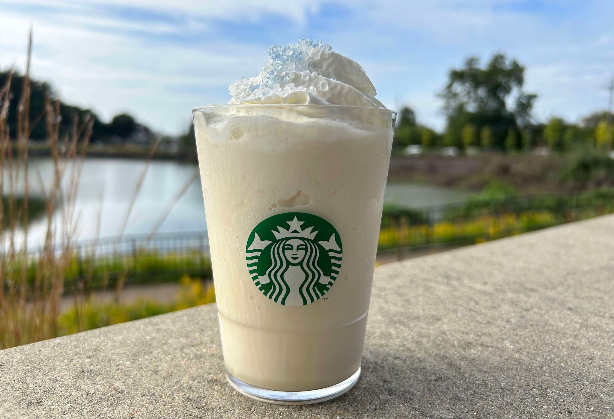 スタバの新作『マカダミア ホワイトスノー チョコレート フラペチーノ