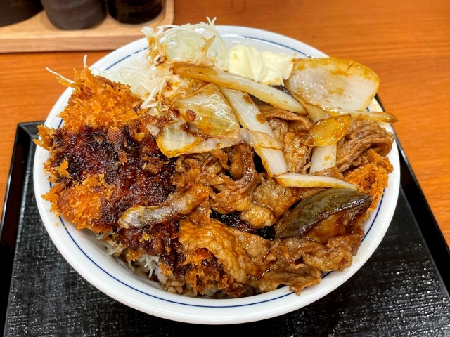 かつやの新商品「牛焼肉とロースカツの合い盛り丼」は100＋100＝200みたいな味！ よく考えたら何も起きてないけど最高ォォォオオ!!