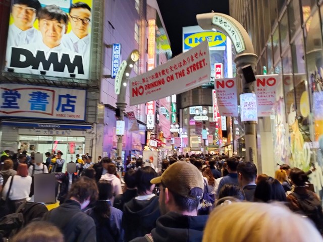 ハロウィンの夜、渋谷センター街はこうなってた / ハチ公前に出るやいなやガラッと変わる雰囲気、こだまする警察の声