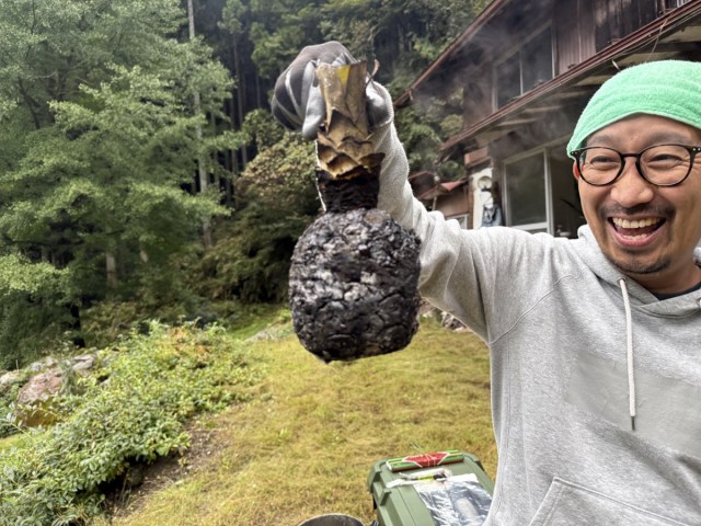 まさかの結論！ パイナップルを皮のまま丸ごと焼いて食べたら○○○みたいな味になった！【100万円の古民家】