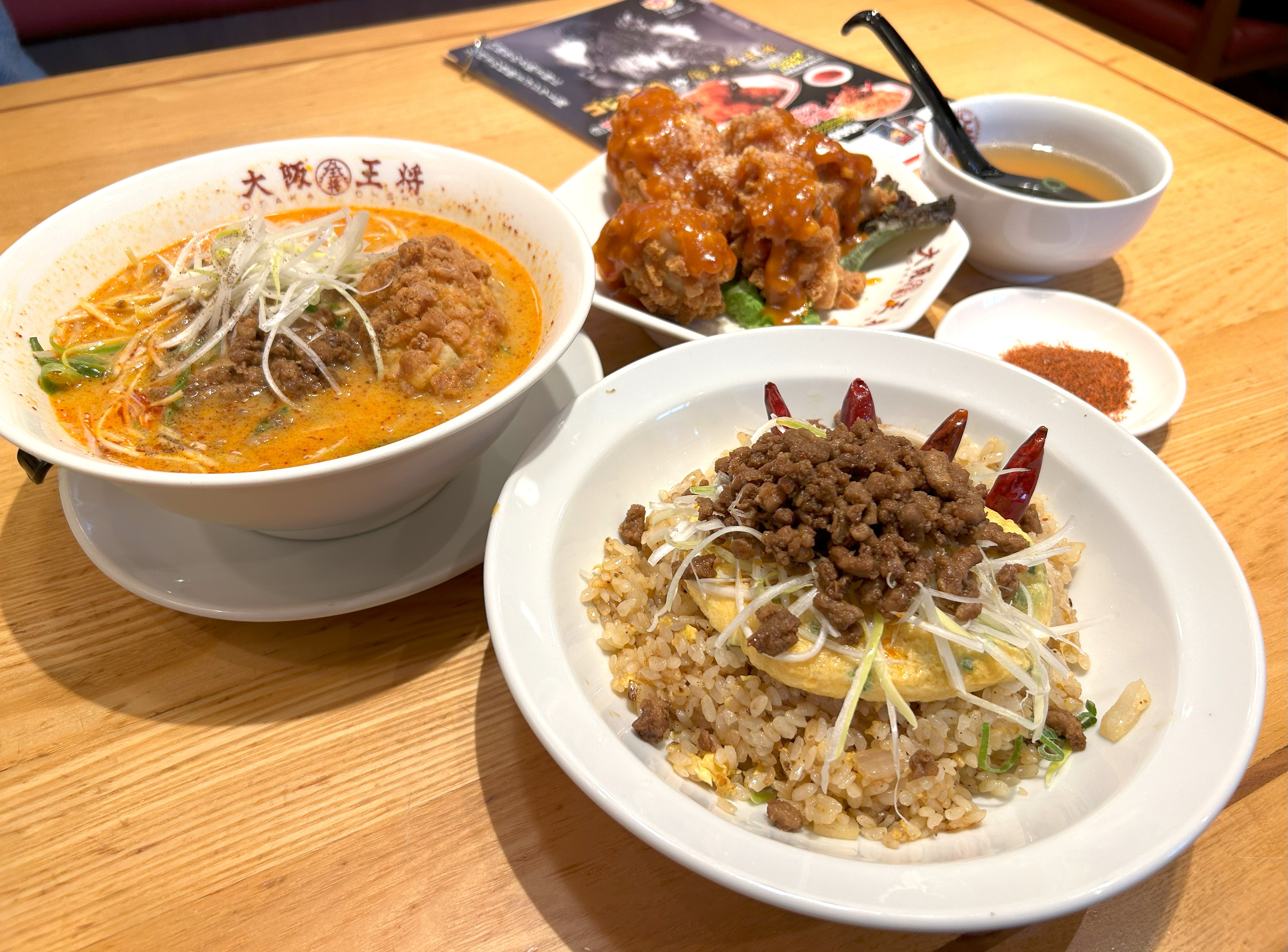 ごはん ゴジラ尽くし】大阪王将がコラボカフェ化！ ゴジラ炒飯にゴジラ担々麺