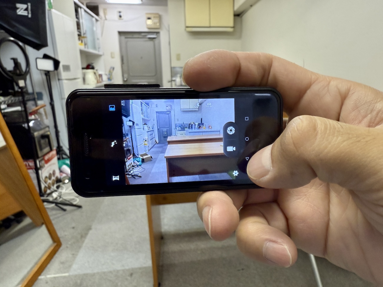 激似】インスタ広告で見つけた「新型iPhoneみたいな超小型スマホ」が