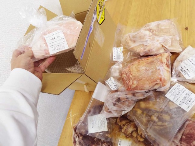 3980円で肉3kg！ 食肉卸会社の訳アリ福袋の中身が凄かったから「群馬の野良イケメン」に与えてみた結果