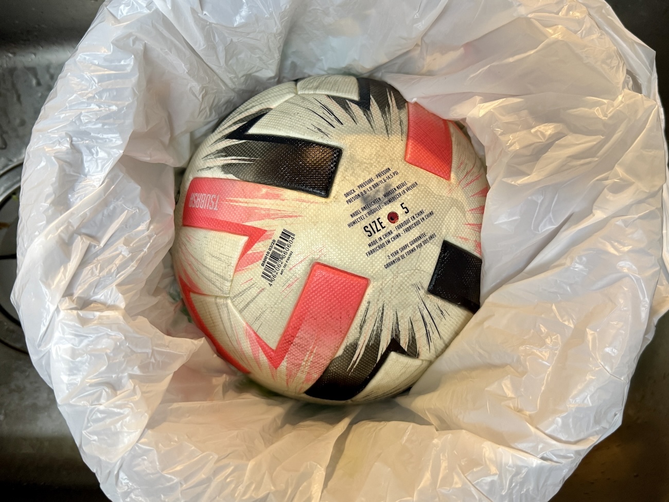 助けて】汚れたサッカーボールを「オキシ漬け」した結果 → 泣いた