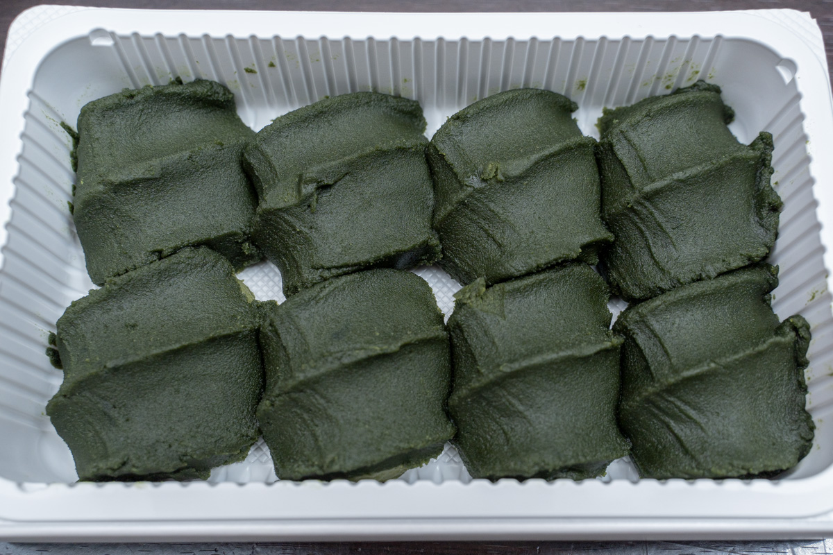 最強】お福餅に抹茶味なんてあったのかよ…！ 濃い抹茶餡がみっちりで