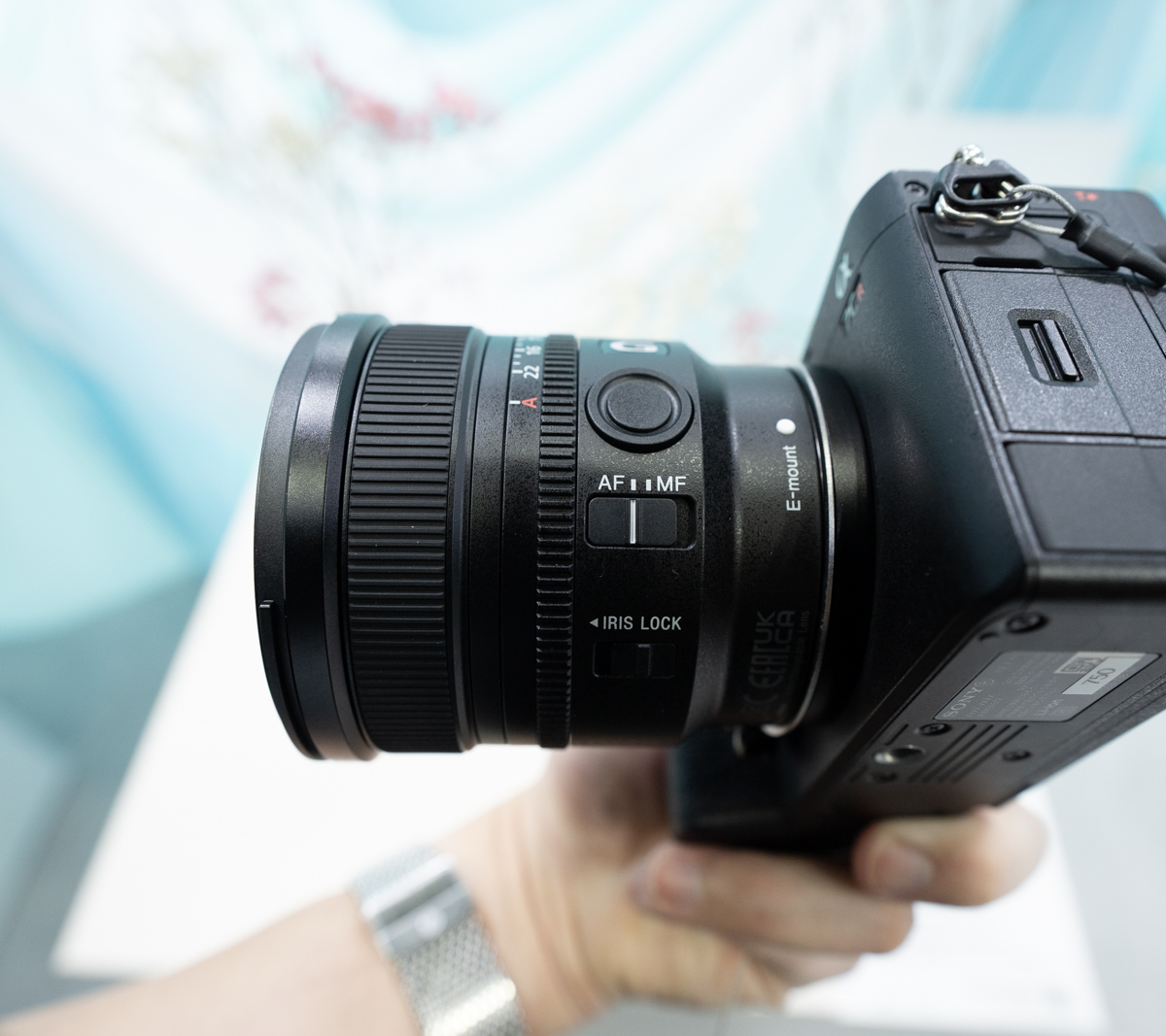 CP+2025】ソニー「FE 16mm F1.8 G」は、初対面のインド人と