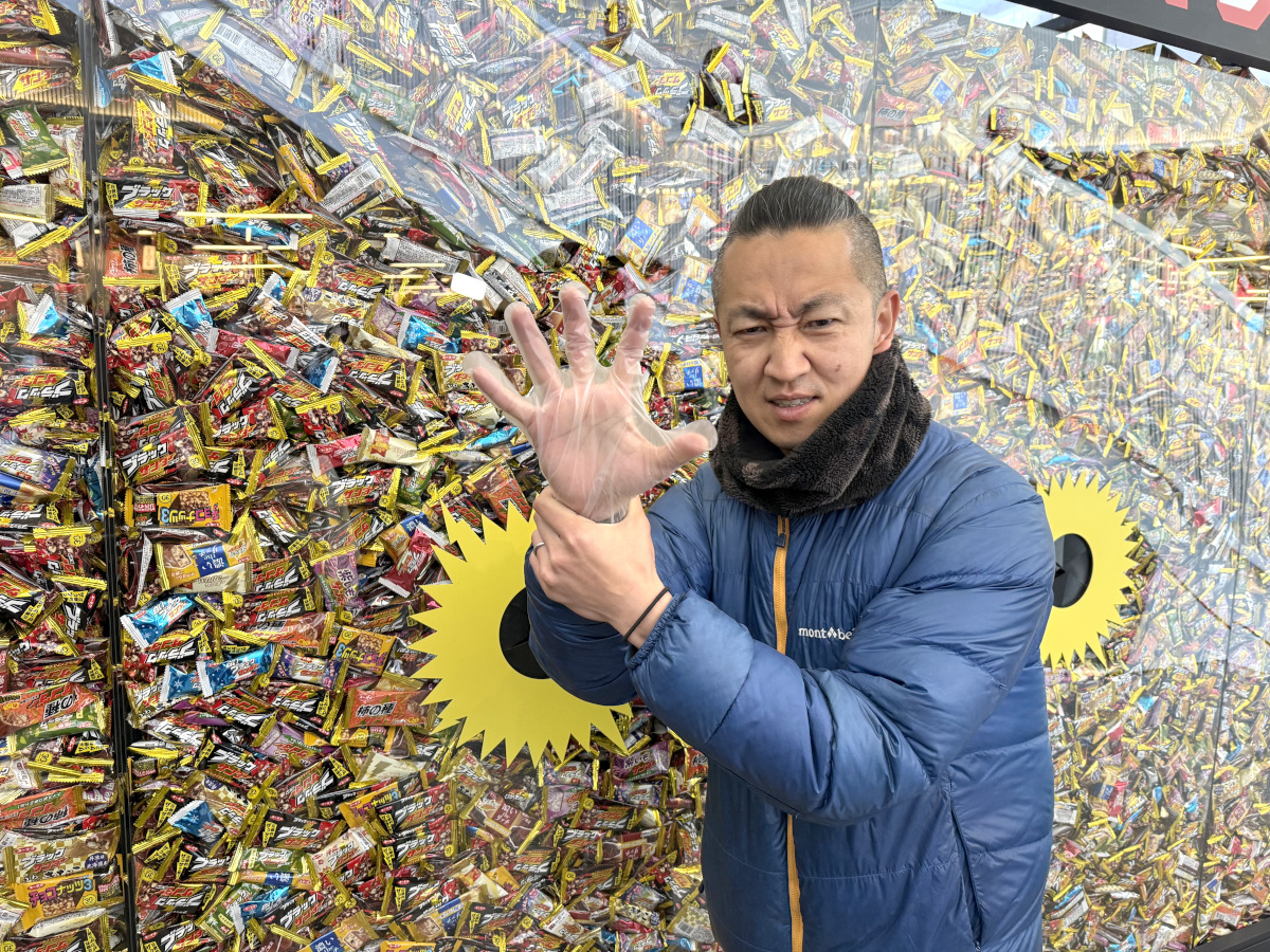 今日から】1回40円！ ブラックサンダーのつかみ取りがシンプルだけど