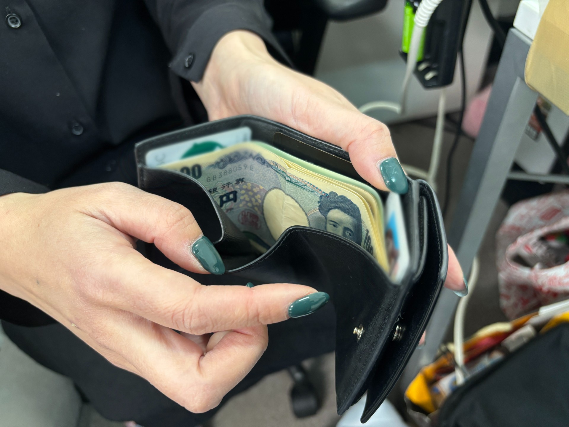 お金が爆速で逃げる「死んでる財布」診断を編集部で抜き打ちチェックし