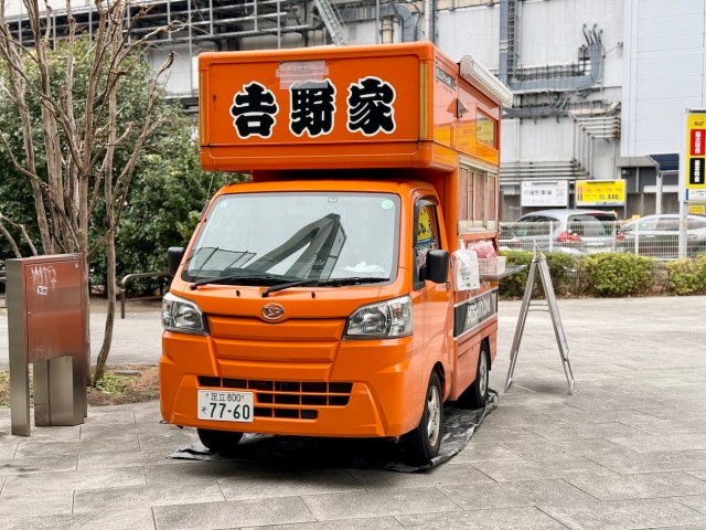 都内で吉野家のキッチンカー「オレンジドリーム号」を発見 / 店舗にはないレアメニューを注文してみた