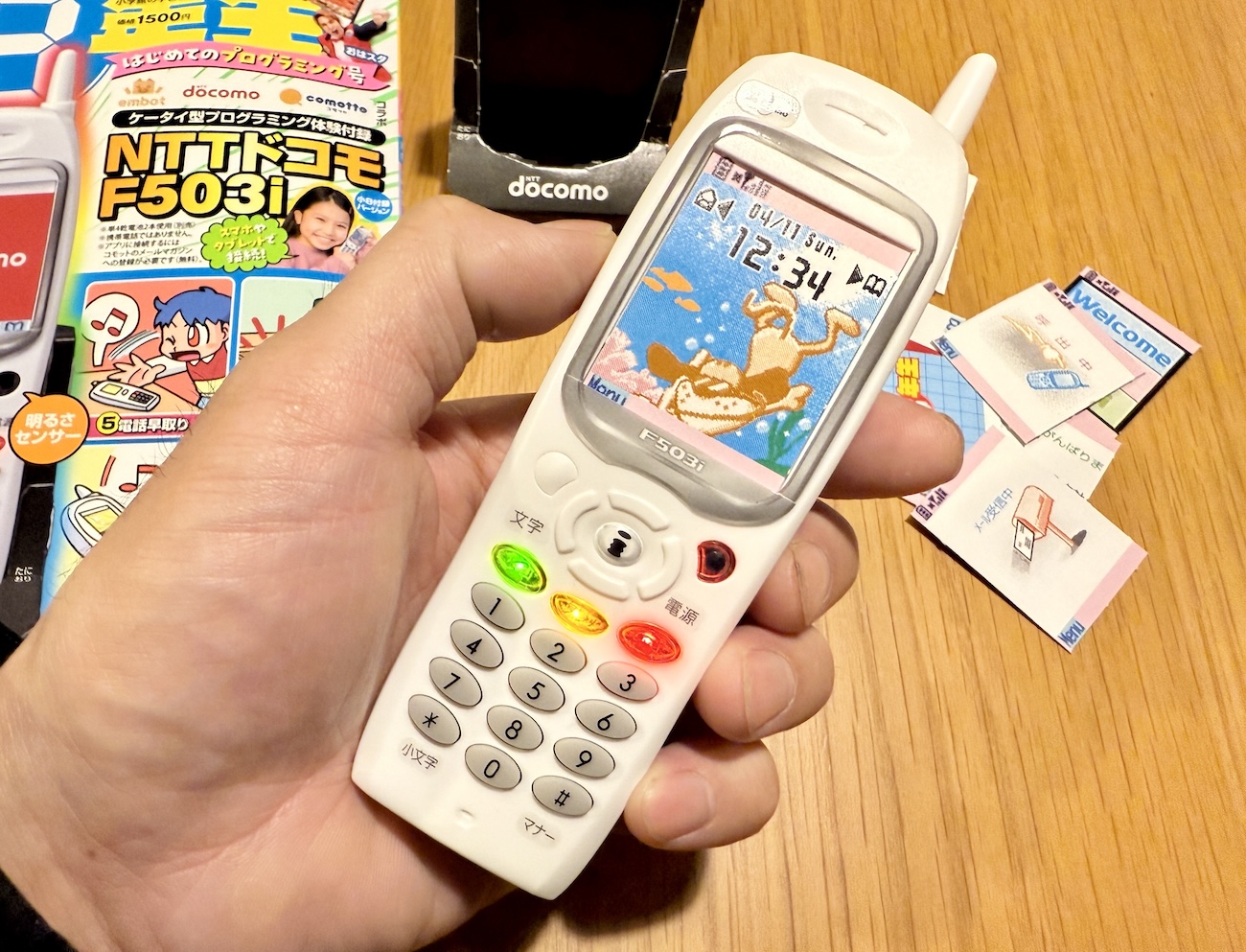 大人気】『小学8年生』の付録「ドコモF503i」と当時の「ドコモP501i