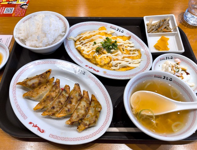 このご時世にご飯おかわり自由！ 「餃子よしこ」大崎店のジャーに貼られた至極真っ当な注意書き