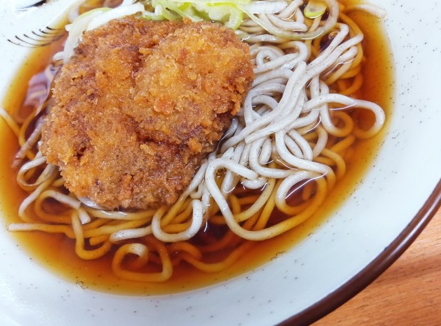 【立ち食いそば放浪記331】これぞ大宮駅の味！「つくば本店」のメンチそばに見る住みたい街ランキング2位の理由