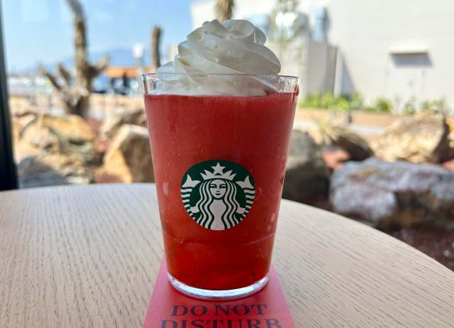 スタバの新作『THE 苺 フラペチーノ』は飲んだ人全員が納得する美味しさ！ 限りなく本物のイチゴに近づけているぞ!!