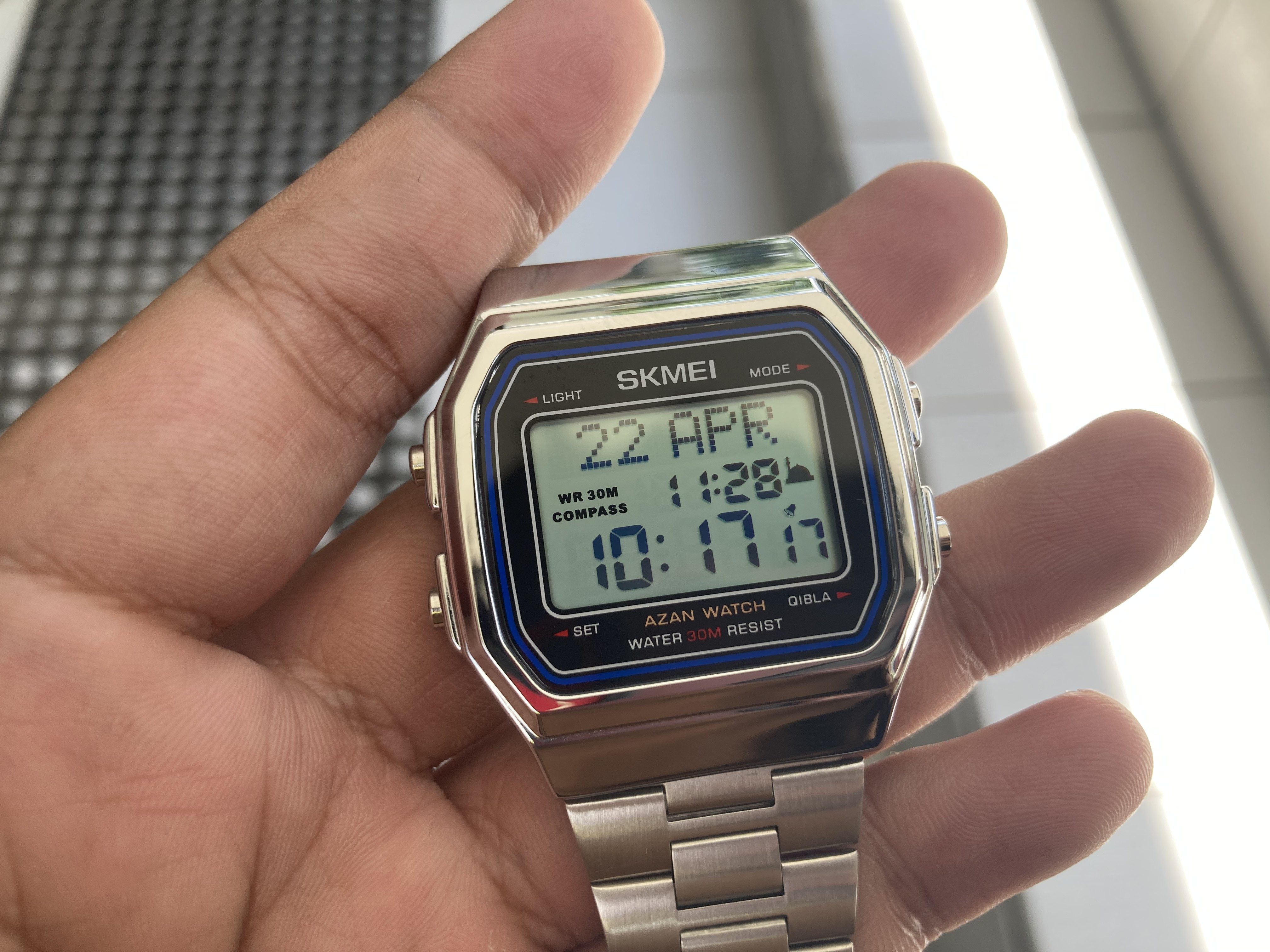 2000円以下なのにコンパス付き？ イスラム教用の機能が盛りだくさんな