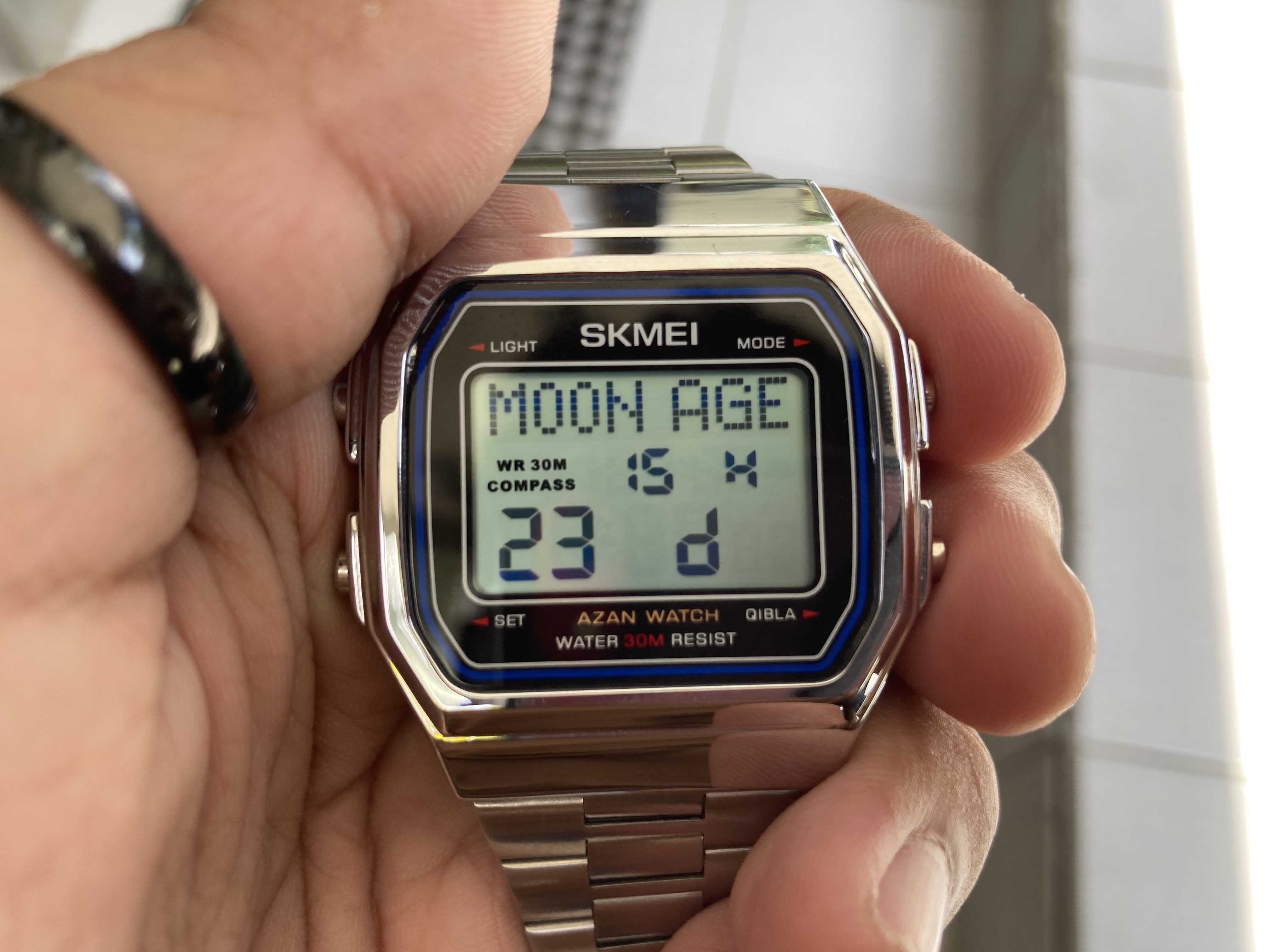 2000円以下なのにコンパス付き？ イスラム教用の機能が盛りだくさんな