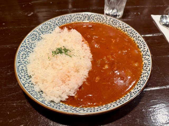 麻布台ヒルズの近所で隠れ家的純喫茶を発見！ ハヤシライスもコーヒーも絶品すぎた / 池波正太郎や高倉健も愛した『横濱屋』