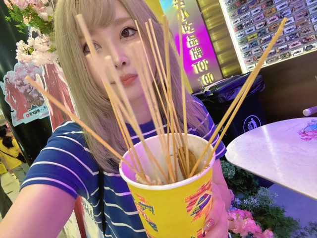 【ゴクリ】中国の「串揚げを小脇に抱えて歩くギャル」が激マブでナウすぎた件 【ゴクリ】中国の「串揚げを小脇に抱えて歩くギャル」が激マブでナウすぎた件